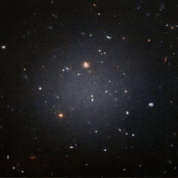 Νεκροί γαλαξίες αιωρούνται στο κενό του διαστήματος