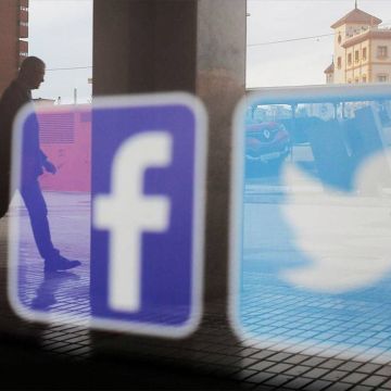 «Ξήλωμα» διεθνών δικτύων παραπληροφόρησης από Facebook και Twitter