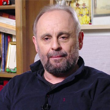 Ο χαρισματικός σκηνοθέτης και ηθοποιός Σωτήρης Χατζάκης στο «Μονόγραμμα» της ΕΡΤ2