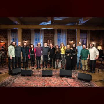 Ο Μάνος Αχαλινωτόπουλος, ο Βασίλης Γισδάκης και το ντουέτο Ελένη και Σουζάνα Βουγιουκλή στο «Μουσικό κουτί» της ΕΡΤ1