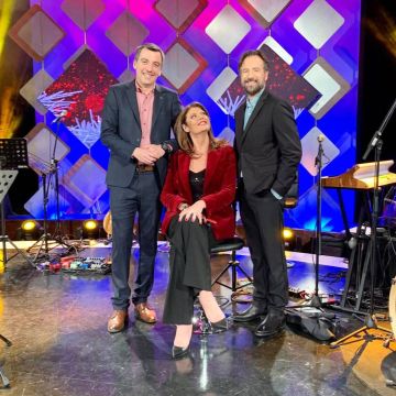 Ο Κώστας Παπαχλιμίντζος και η Χριστίνα Βίδου λένε «ΔΥΝΑΤΑ» τα Χριστουγεννιάτικα κάλαντα