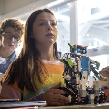 «ROBOGIRL»: Η πρώτη ταινία μυθοπλασίας για τα παιδιά της εκπαιδευτικής ρομποτικής από την COSMOTE