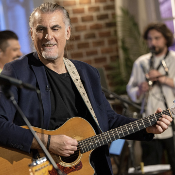 Ο Φίλιππος Πλιάτσικας, η Βασιλική Καρακώστα και το συγκρότημα Δραμαμίνη στο «Μουσικό κουτί» της ΕΡΤ1