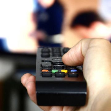 Σε καλοκαιρινό mood τα τηλεοπτικά κανάλια