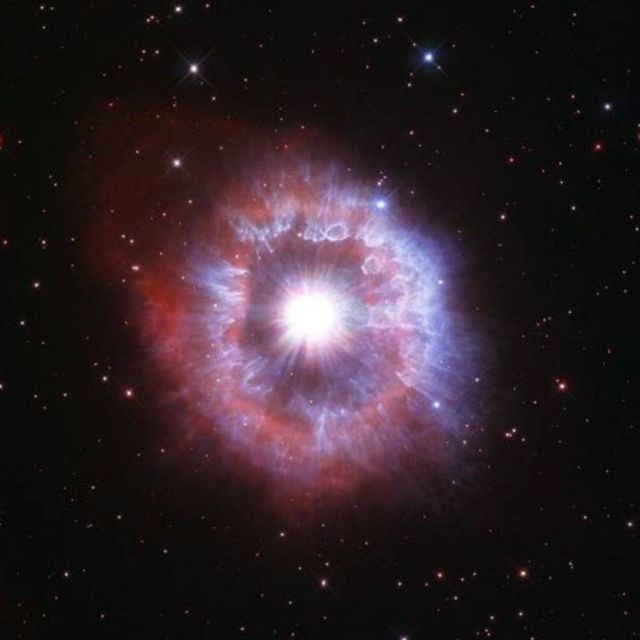 Ένα υπέρλαμπρο «κεράκι» για τα γενέθλια του Hubble