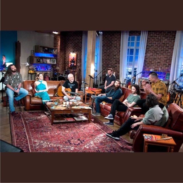 Ο Νίκος Πορτοκάλογλου, η Ρένα Μόρφη & η μπάντα του «Μουσικού Κουτιού» στου «Δρόμου τη χαρά»