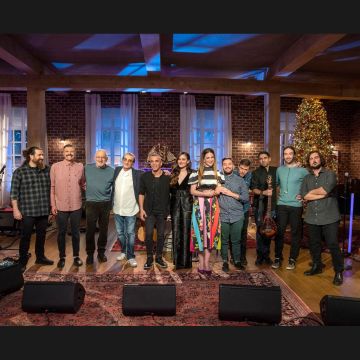 Το «Μουσικό κουτί» στην ΕΡΤ1: Αφιέρωμα στη δεκαετία του ’60 με τους Βασίλη Καζούλη, Κίτρινα Ποδήλατα, Βασίλη Προδρόμου & Αλεξάνδρα Κόνιακ σ’ ένα εορταστικό επεισόδιο