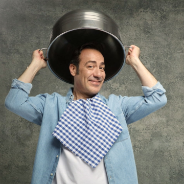 Η νέα εκπομπή «Θα φας καλά» του ACTION 24 με τον Σωτήρη Καλυβάτση, θα ταξιδέψει τους γευστικούς μας ορίζοντες με άφθονο χιούμορ