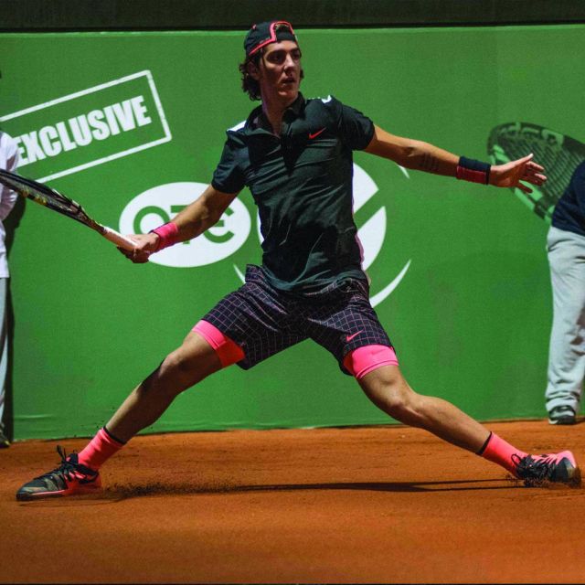 Κοκκινάκης-Τσιτσιπάς σε έναν θεαματικό αγώνα τένις στην Αθήνα από τον OTE TV