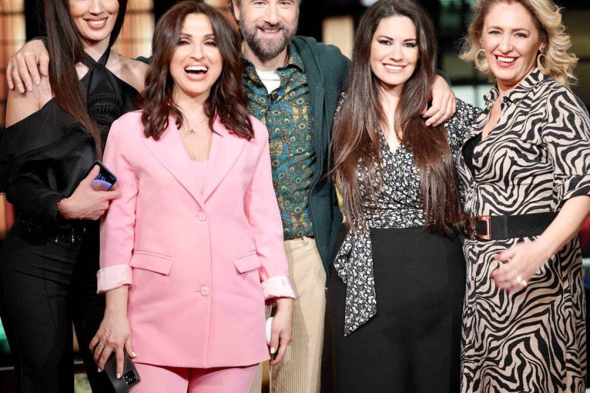 Μια μεγάλη παρέα αγαπημένων καλλιτεχνών στην εκπομπή «Δυνατά» με τον Κωστή Μαραβέγια