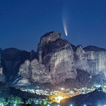 Ο κομήτης Νeowise πάνω από τα Μετέωρα