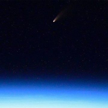 Ολοένα πιο ορατός και από την Ελλάδα ο νέος κομήτης NEOWISE