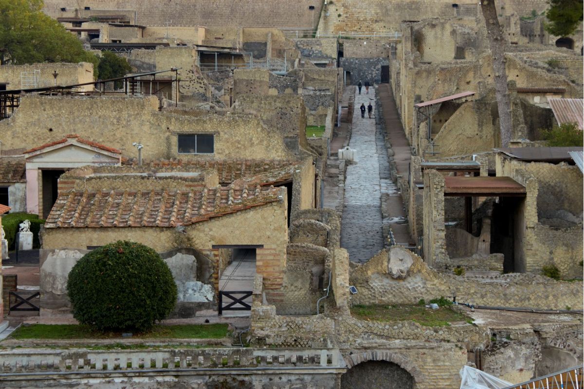 pompeiioutoftimewithtomhiddleston photo 6 1ecca020