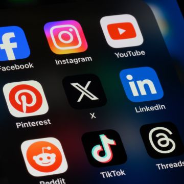 Εξαρτημένοι από τα μέσα κοινωνικής δικτύωσης οι Ελληνίδες και οι Έλληνες