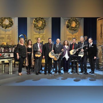 «Η Αυλή των Χρωμάτων» κάνει «ποδαρικό» στο 2022 μ’ ένα αφιέρωμα στον Μανώλη Χιώτη