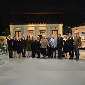 ΕΡΤ2: «Η Αυλή των Χρωμάτων» – Αφιέρωμα στο ελαφρό τραγούδι