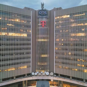 Η Cosmote ανεβάζει το Τ στο πιο εμβληματικό της κτίριο