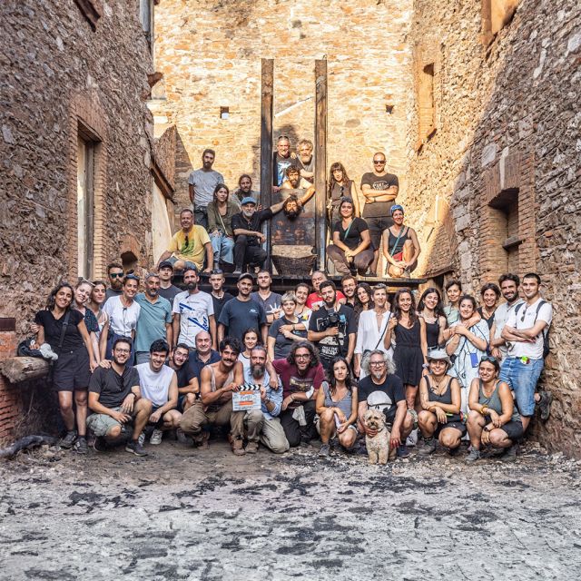 «17 Κλωστές»: Ολοκληρώθηκαν τα γυρίσματα της νέας σειράς της COSMOTE TV