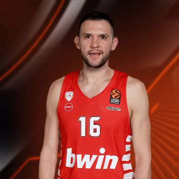 Ο αρχηγός του Ολυμπιακού, Κώστας Παπανικολάου, ζωντανά και αποκλειστικά στο Novasports