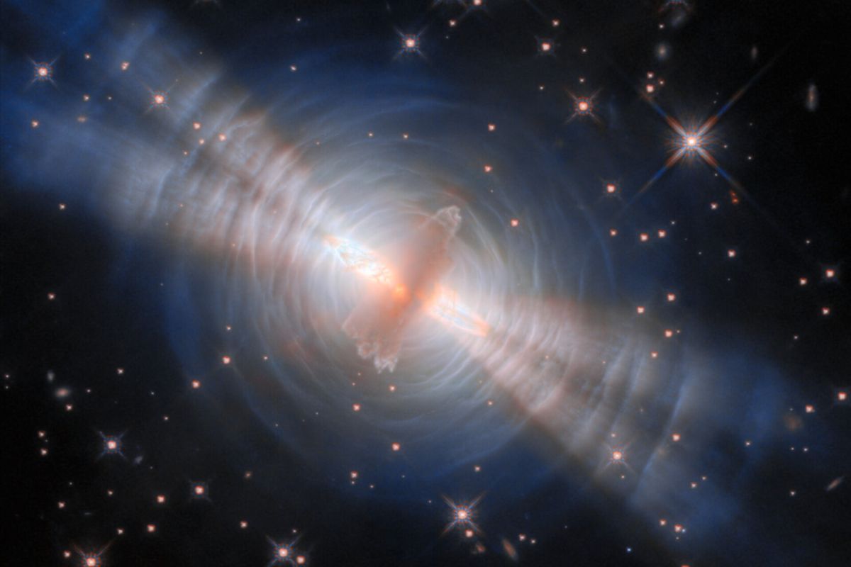 Hubble captures light show around rapidly dying star pillars 29985755