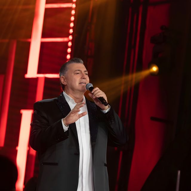 «Σπίτι με το MEGA» με τον Νίκο Μακρόπουλο