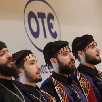 Κάλαντα από τους βρακοφόρους της Κρήτης στους εργαζόμενους του Ομίλου ΟΤΕ