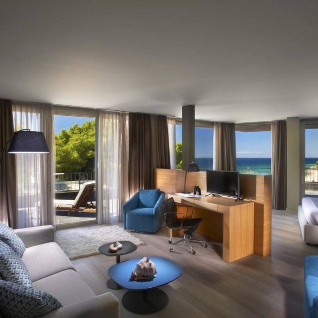 Η LG Electronics εξόπλισε με προηγμένα συστήματα επαγγελματικού κλιματισμού και ξενοδοχειακές τηλεοράσεις το Blue Dolphin Hotel στη Χαλκιδική