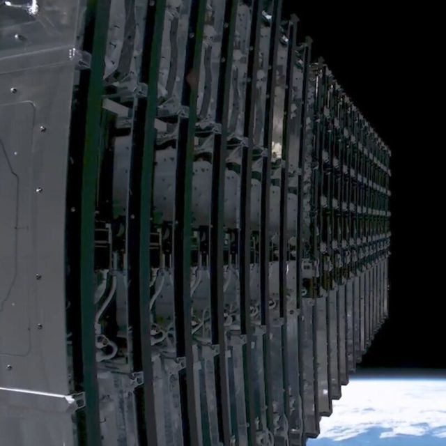 Περίπου δύο δορυφόροι Starlink καταστρέφονται καθημερινά σύμφωνα με αστροφυσικό του Harvard