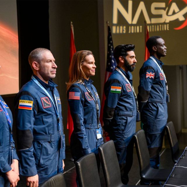 Η Hilary Swank πρωταγωνιστεί στο «Away», τη νέα sci-fi σειρά του Netflix