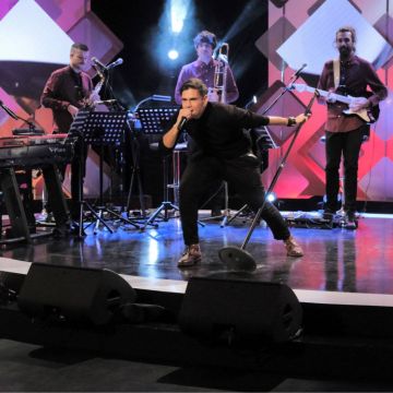 Οι Δημήτρης Ουγγαρέζος, Γιάννης Σαββιδάκης, Στεφανία Ρίζου, Βίκυ Καρατζόγλου και η Nilsen «Δυνατά» με τον Κωστή Μαραβέγια στην ΕΡΤ1