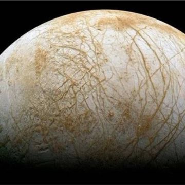 Ο παγωμένος δορυφόρος Ευρώπη μοιάζει με τη Γροιλανδία και άρα μπορεί να διαθέτει ζωή