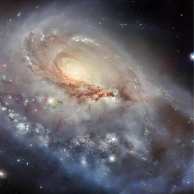 Το Hubble φωτογραφίζει ένα… λοξό γαλαξία