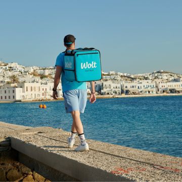 Αναπτύσσεται πανελλαδικά το δίκτυο της Wolt με οκτώ νέες πόλεις σε όλη την Ελλάδα