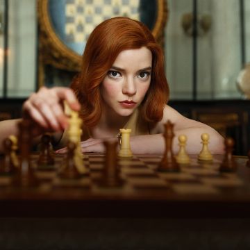 “The Queens Gambit” – η σειρά του Netflix που το κοινό συνεχίζει να λατρεύει πέντε χρόνια μετά