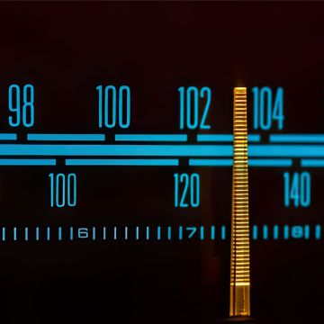 Στη νέα ραδιοφωνική εταιρεία του ΣΚΑΪ μεταβιβάστηκε ο 104 FM