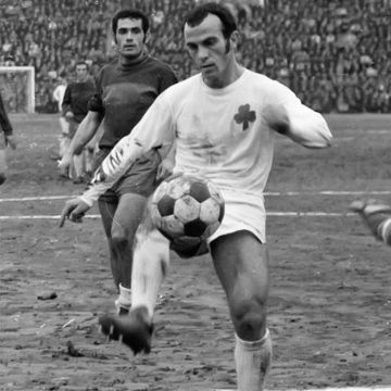 Ο Μίμης Δομάζος στη νέα σειρά ντοκιμαντέρ «Θρύλοι των Γηπέδων», στο COSMOTE HISTORY HD