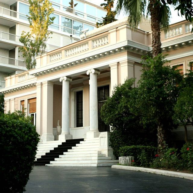 Η παγίδα στο μέγαρο Μάξιμου