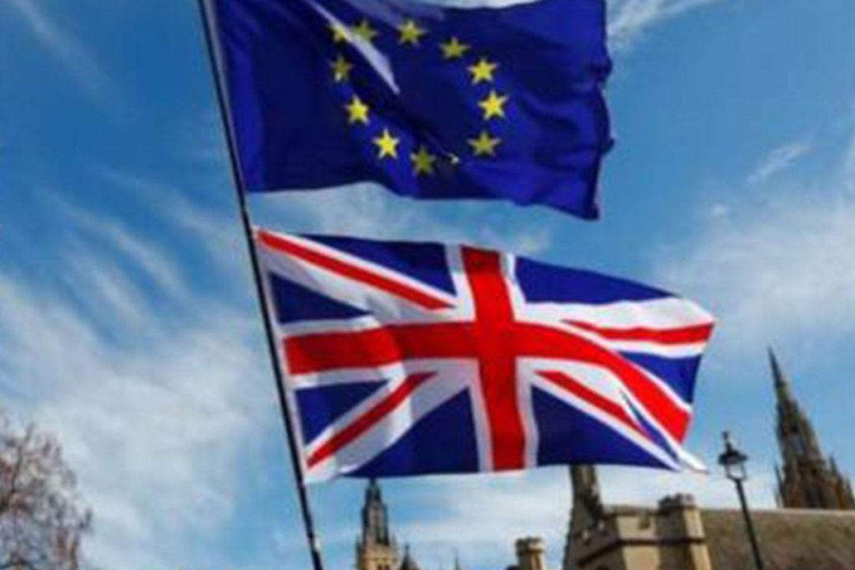 Το Brexit χτυπά τον τομέα των υπηρεσιών στην Βρετανία