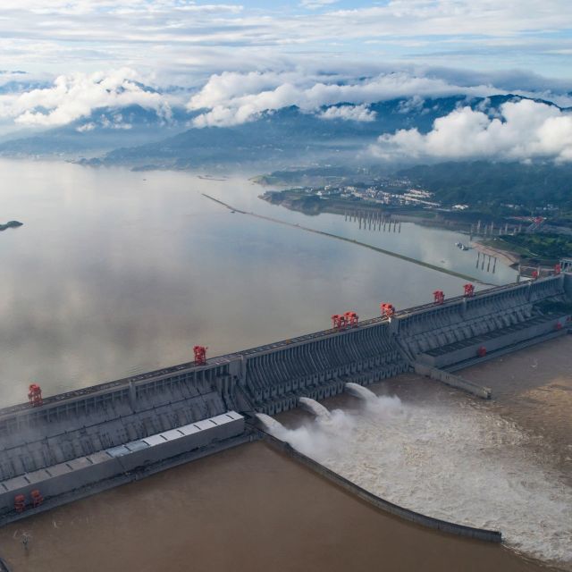 Τα φράγματα σε όλο τον κόσμο συγκρατούν τόσο πολύ νερό που έχουν μετατοπίσει τους πόλους της Γης