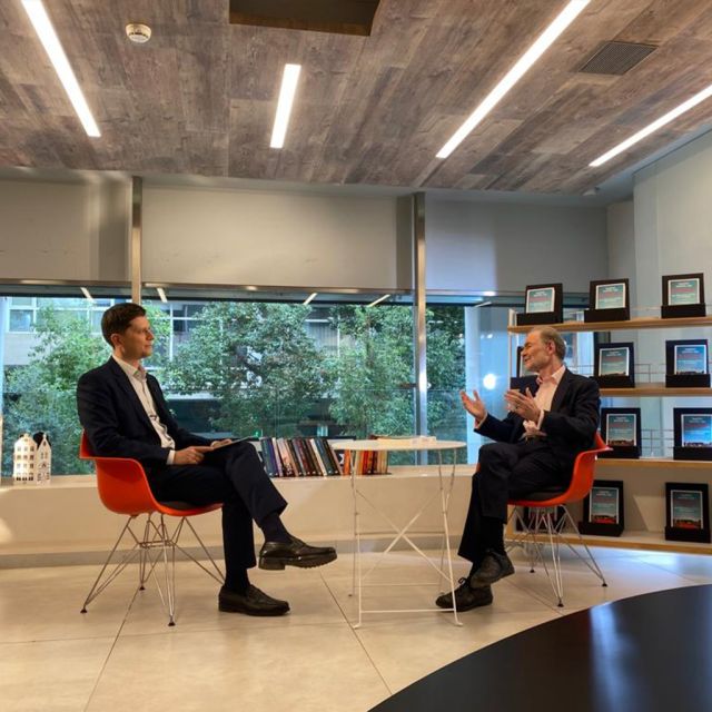 O Τίμοθι Γκάρτον Ας στην εκπομπή «Επίλογος» με τον Απόστολο Μαγγηριάδη