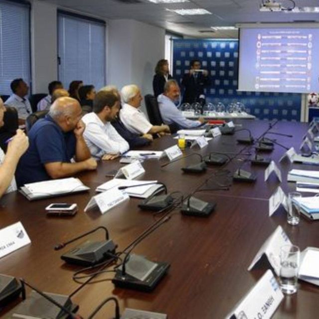 Αρνητική η Cosmote TV για Super League