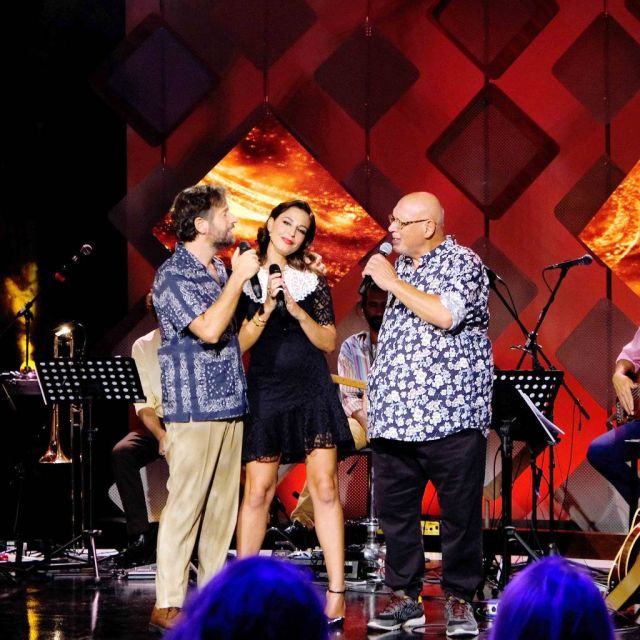 Οι Θανάσης Αλευράς, Κατερίνα Παπουτσάκη, Λάκης Παπαδόπουλος, Δημήτρης Μοθωναίος και οι αδερφές Φεργαδιώτη στην εκπομπή «Δυνατά» με τον Κωστή Μαραβέγια στην ΕΡΤ1