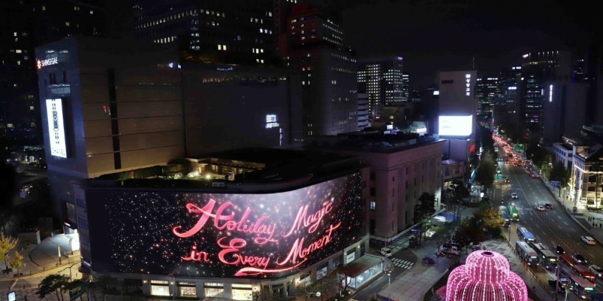 Samsung TVs and Displays XHB Series P8 Outdoor LED Signage at Shinsegae Department Store Seoul main3 40fd70e7