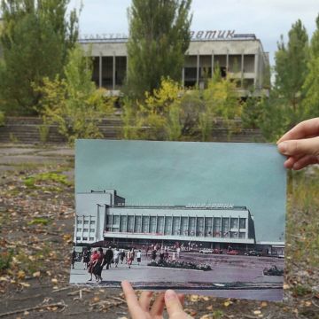Ποδόσφαιρο μπάλα στη σκιά του πυρηνικού νέφους