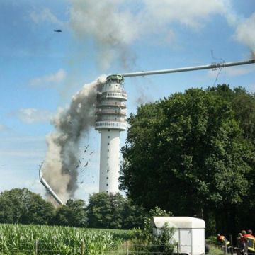 Πυρκαγιές σε δύο ραδιοτηλεοπτικούς πύργους στην Ολλανδία, κατάρρευση κεραίας 200 μέτρων