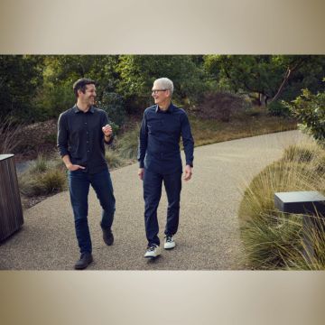 Apple: Ο Τιμ Κουκ αποχωρεί από τη θέση του CEO της εταιρείας και ορίζει διάδοχο τον Τζον Τέρνους