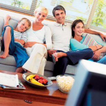 Κόβει την έξοδο αλλά όχι τη συνδρομητική ο Έλληνας