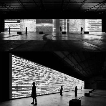 Η εγκατάσταση Data Flux του Ryoji Ikeda παρουσιάζεται στη Στέγη του Ιδρύματος Ωνάση με τη στήριξη της COSMOTE