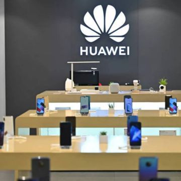 Η Βρετανία ετοιμάζεται να αποκλείσει τη Huawei από το δίκτυο 5G