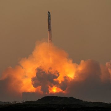 Πετυχημένη… μερικώς η εκτόξευση του σούπερ πυραύλου του Ελον Μασκ